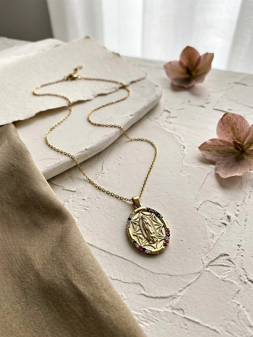 New Gold-tone Oval Pendant Necklace